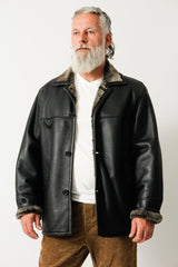 Klassische Herren Winter Lammfelljacke in schwarz nappiert zum knöpfen schließbar