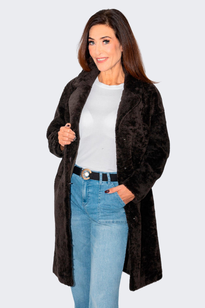 Klassischer langer Damen Curly Lammfellmantel in braun und Reverse hochschließbar