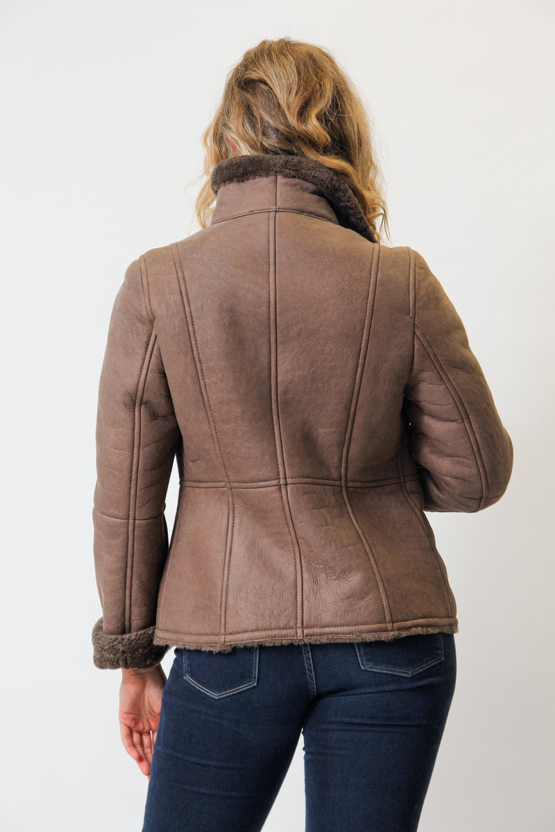 Kurze Christ Damen Lammfelljacke in braun nappiert tailliert zum 
