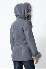 lange Damen Lammfell Jacke mit Kapuze in Merino-Fell, Farbe blaugrau