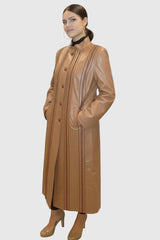 langer Damen Ledermantel mit Stehkragen und Ziernähten, Farbe camel, Lammnappa