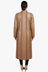 langer Damen Ledermantel mit Stehkragen und Ziernähten, Farbe camel, Lammnappa