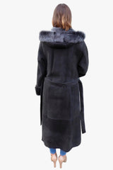 Damen Lammfellmantel mit großer Kapuze und Gürtel