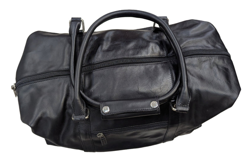 Große Reisetasche mit Tragegriffen und Trageriemen in schwarz