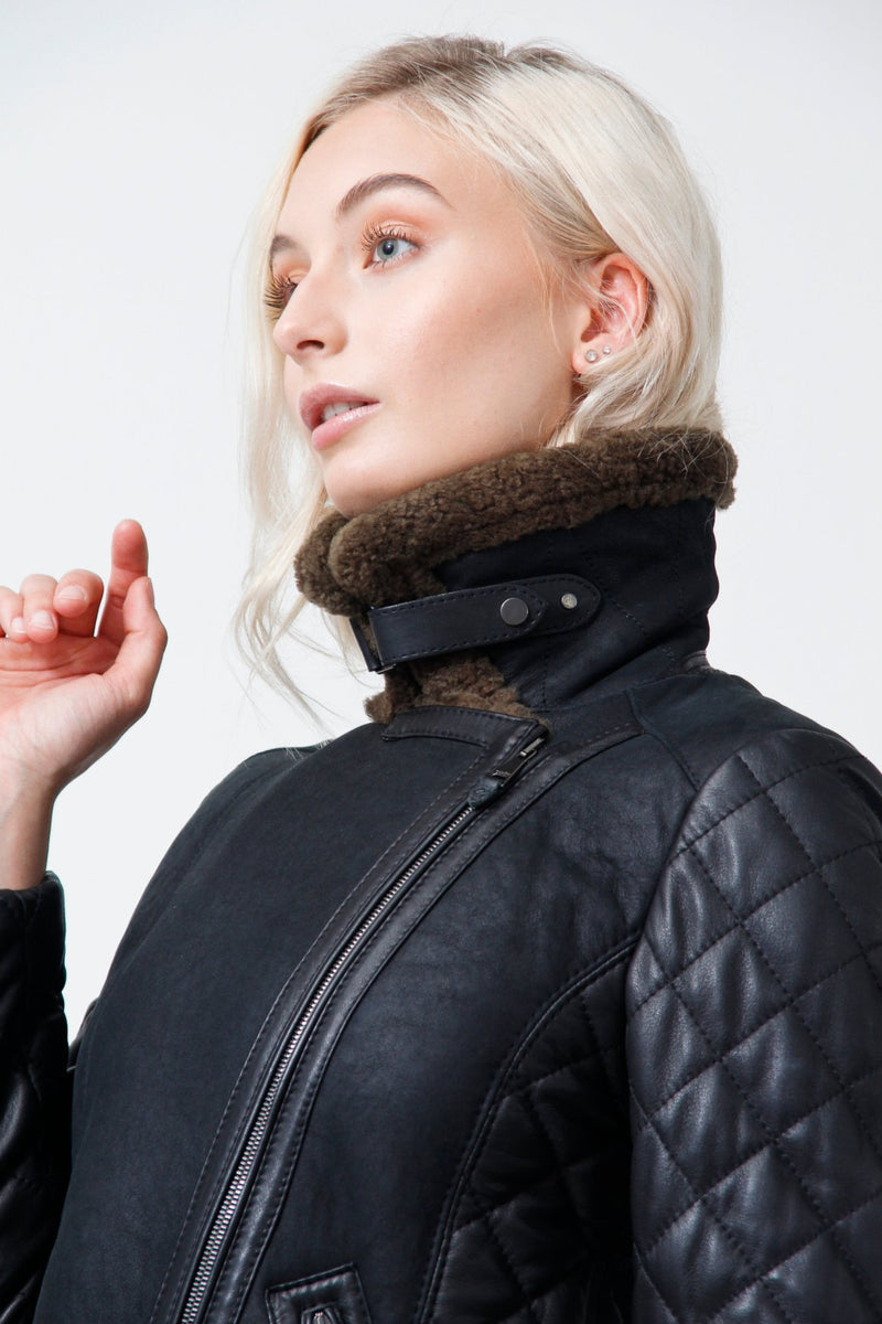Damen Lammfelljacke kurz mit Kragen hoch schließbar, Reißverschluss, sehr leicht, schwarz, gesteppte Ärmel mit dicker Wattierung