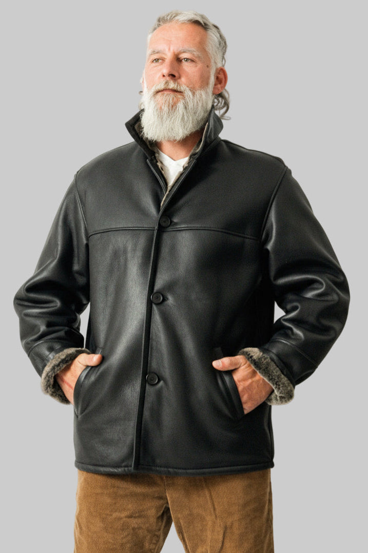 Klassische Herren Winter Lammfelljacke in schwarz nappiert zum knöpfen schließbar