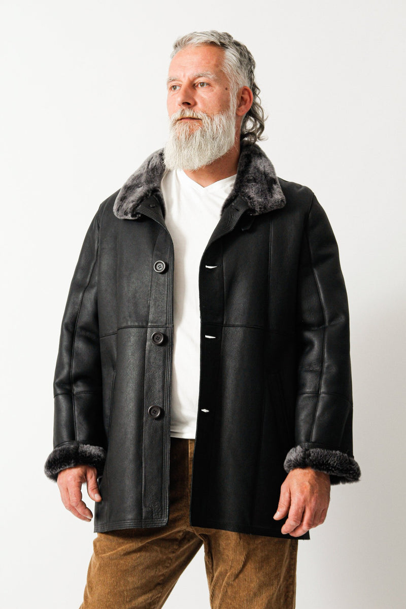 Klassische Herren Winter Lammfelljacke in schwarz nappiert zum knöpfen
