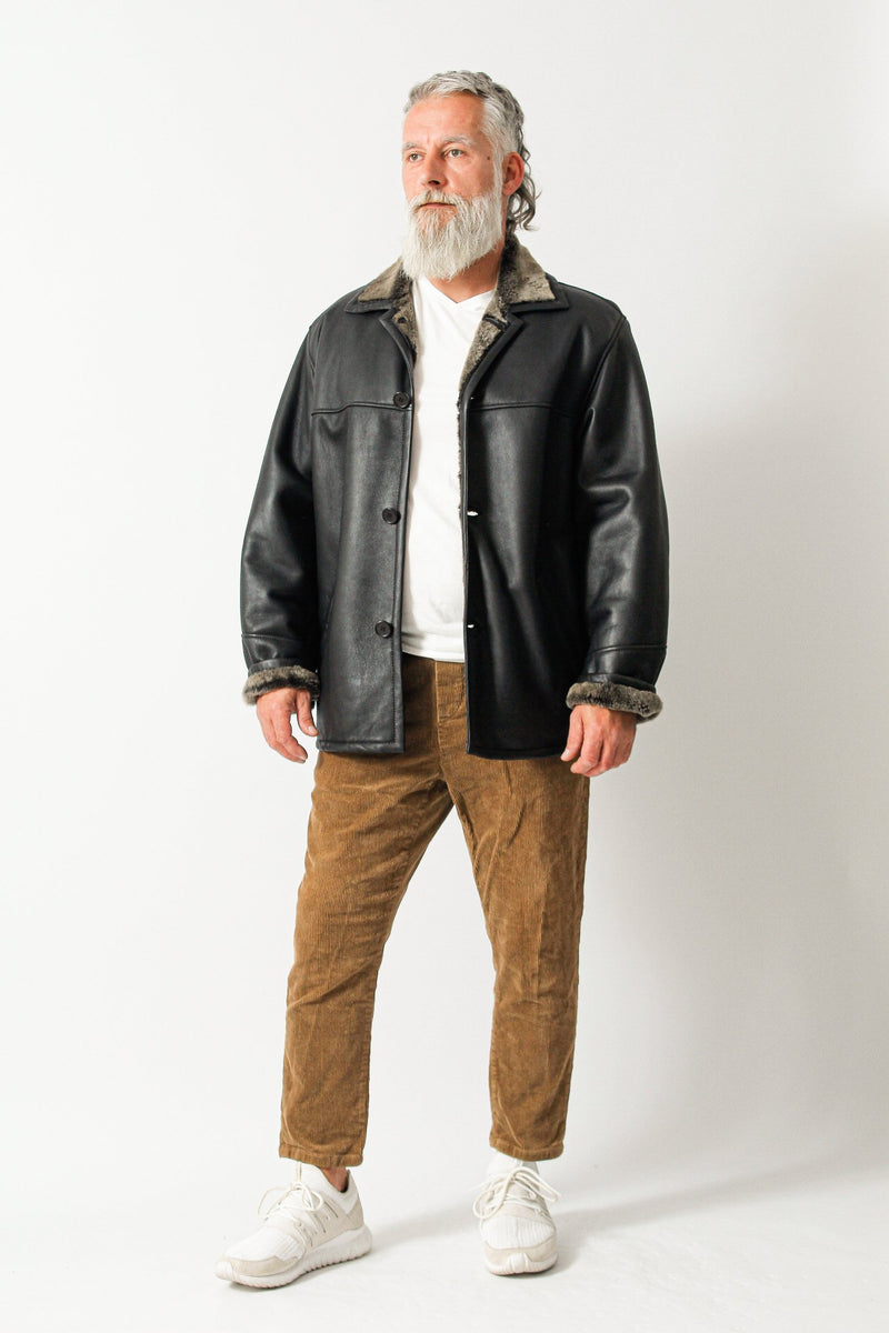 Klassische Herren Winter Lammfelljacke in schwarz nappiert zum knöpfen schließbar