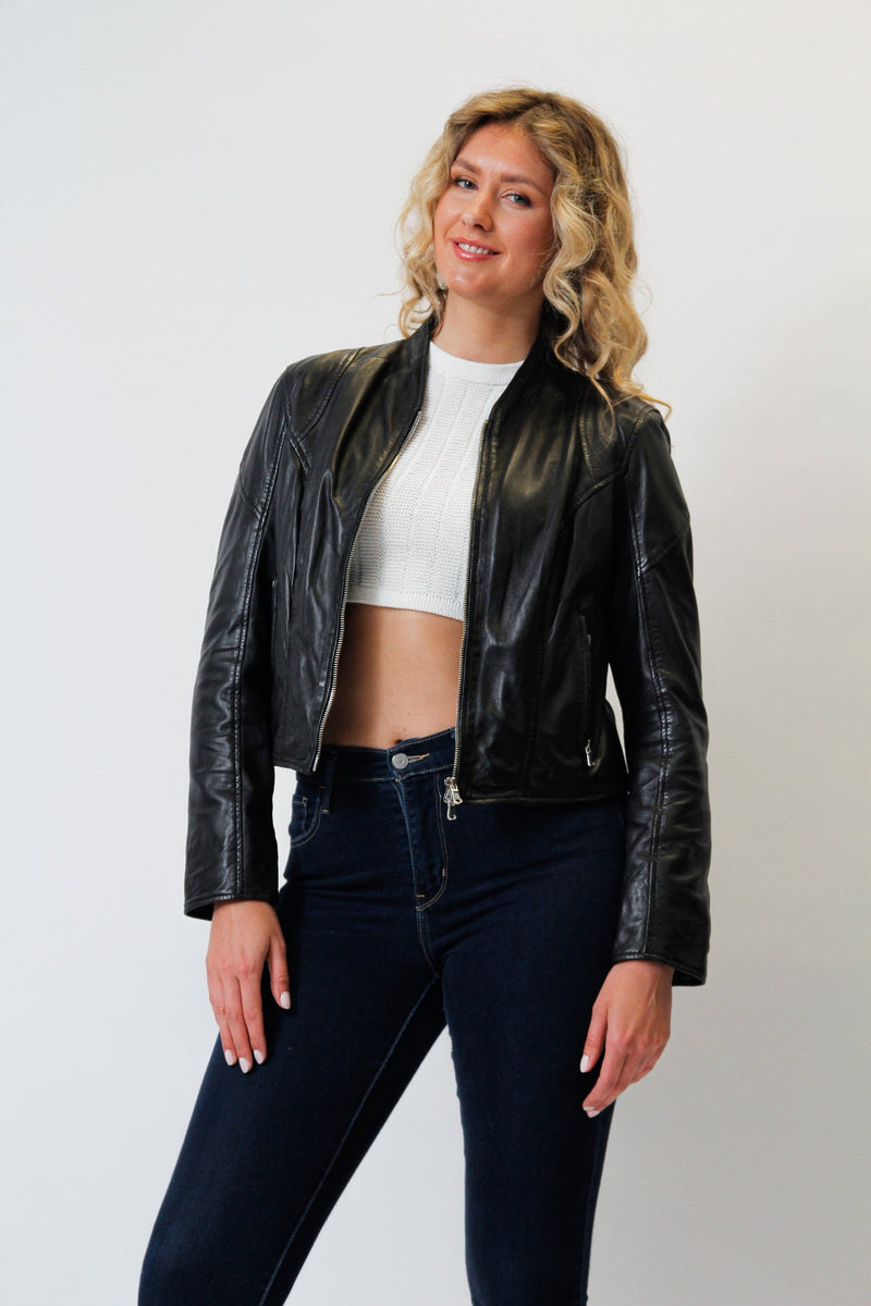 Kurze Damen Lederjacke aus Lammnappa schwarz tailliert fast Kragenlos unwattiert