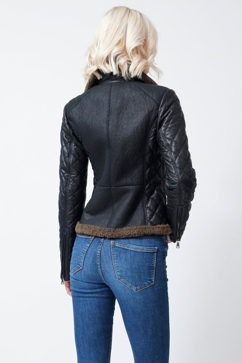 modische kurze schwarze Damen Lammfelljacke mit Reißverschluss und hoch schließbar
