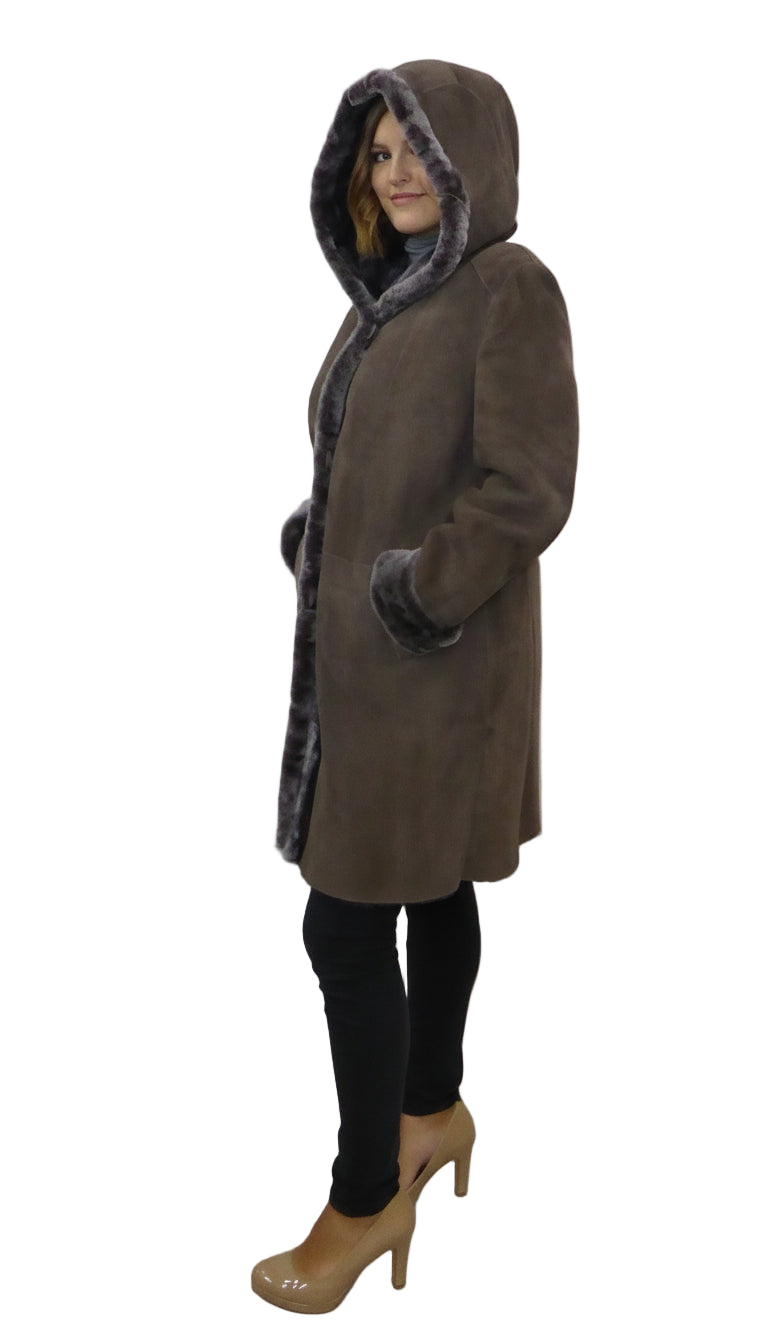 Lange Damenlammfelljacke mit Kapuze