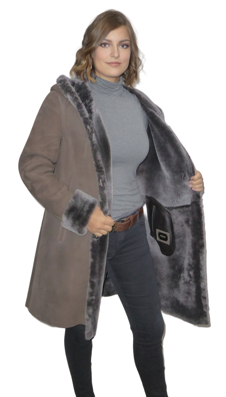 Lange Damenlammfelljacke mit Kapuze