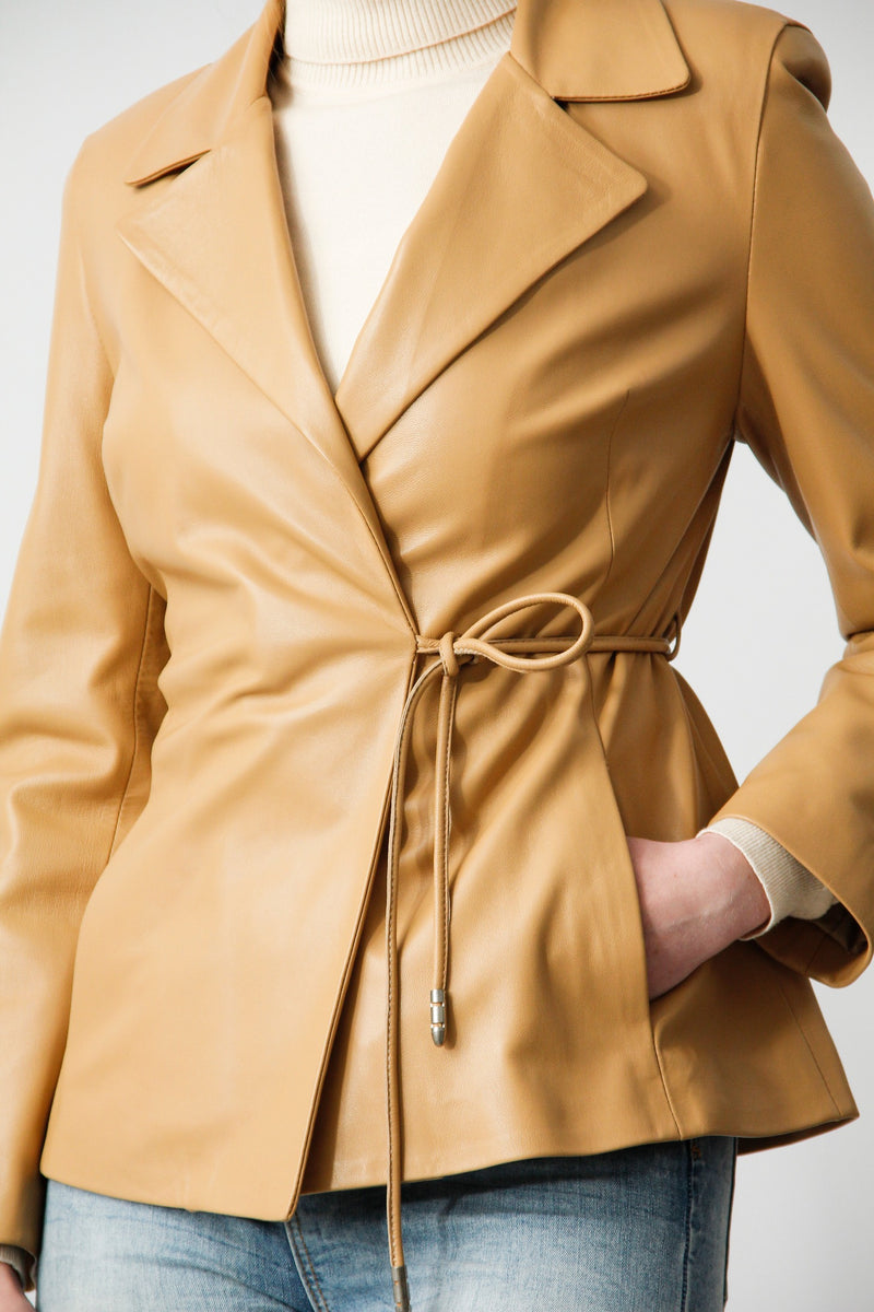 Eleganter Damen Lederblazer in camel aus Lammnappa mit Gürtel 