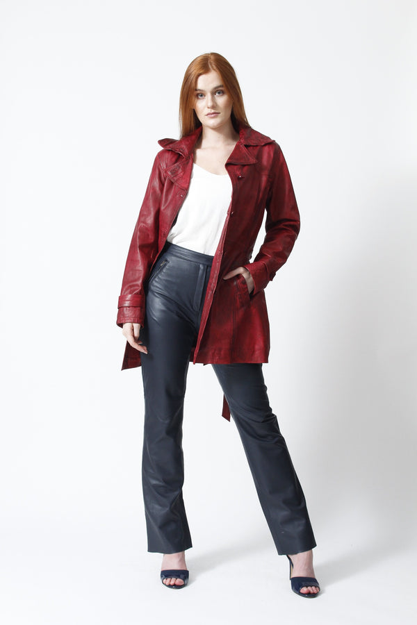 Trenchcoat aus Leder für Damen in der Farbe rot.
