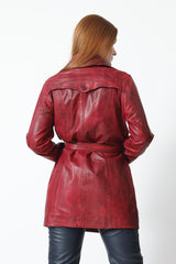 Ledermantel mit Gürtel für Damen in der Farbe rot.