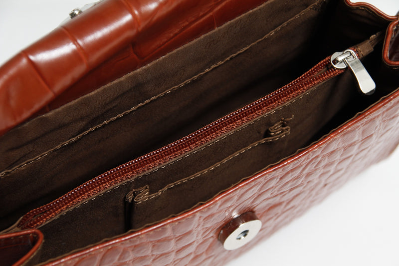 Kleine Damentasche mit Trageriemen in Rindnappa Croco-Optik cognac