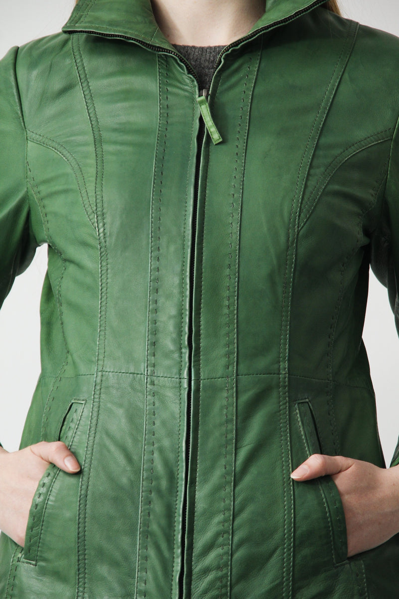 Kurze leichte Damen Lederjacke tailliert aus feinem Lammnappa in grün.