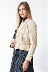 Kurze Bikerstyle Damen Lederjacke aus Lammnappa beige tailliert mit Stehkragen