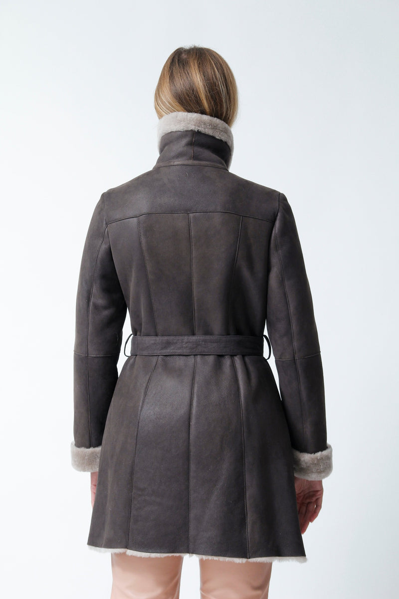 Lange Damen Lammfelljacke tailliert braun nappiert mit Gürtel