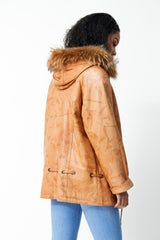 Halblange Damen Lederjacke Kapuze Fellrand Finraccoon aus Lammnappa cognac gecrasht