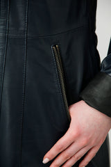 Damen Lederjacke Lammnappa mit Farbkontrast blau schwarz tailliert mit Zweiwegereißverschluss