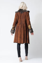 Tailliert Lammfellmantel für Damen in braun mit Knöpfen