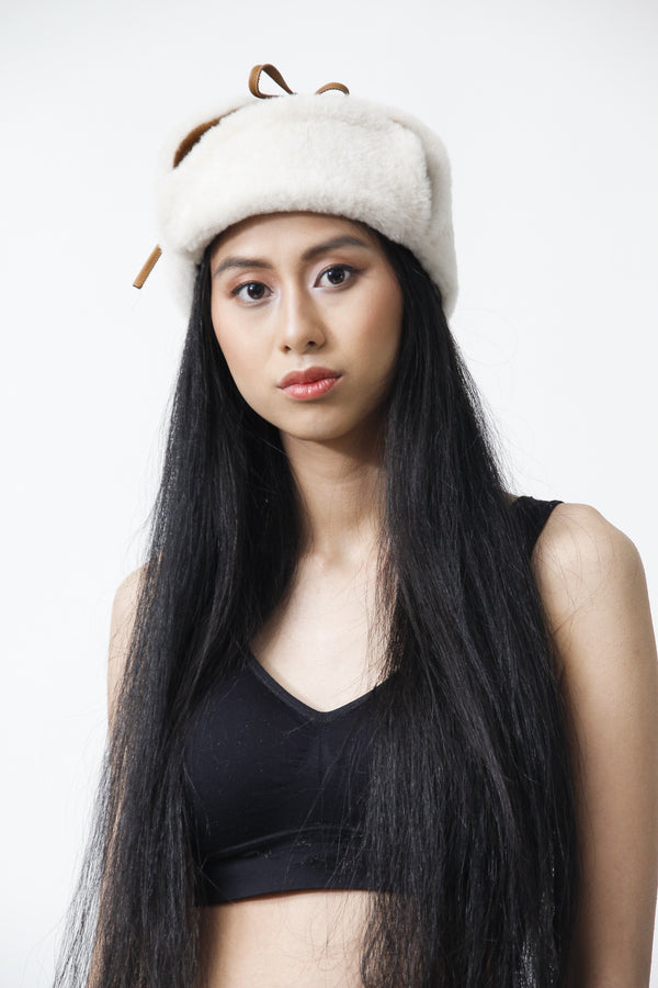 Damen Lammfell Tschapka / Ushanka in cognac Nappalan und innen mit weißer Wolle. Ohrenklappen sind runterklappbar. Sie schütz vor eisiger Kälte jeden Kopf und Ohren warm. Weitere Pelzmützen in den Fachgeschäften Warnemünde Berlin und Leipzig mit Outlet und Gratis Parken. Shoppen mit Handy Online 