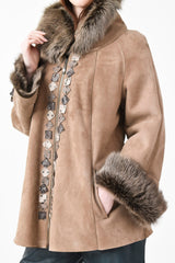 Gewachsene leichte Damen Lammfelljacke in braun mit ReißverschlussGewachsene Damen Lammfelljacke in braun mit Reißverschluss Rückenlänge 65cm