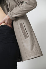 Damen Lederjacke tailliert in Lammnappa in Ivory mit beige Strickkapuze