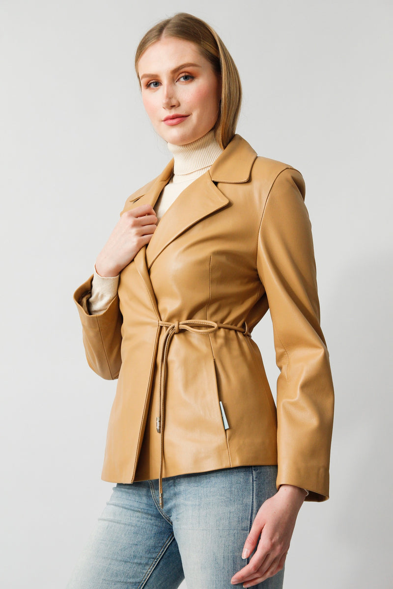 Eleganter Damen Lederblazer in camel aus Lammnappa mit Gürtel 