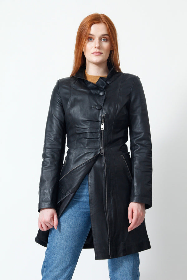 Lange Damen Lederjacke in Lammnappa schwarz tailliert mit Zweiwegereißverschluss