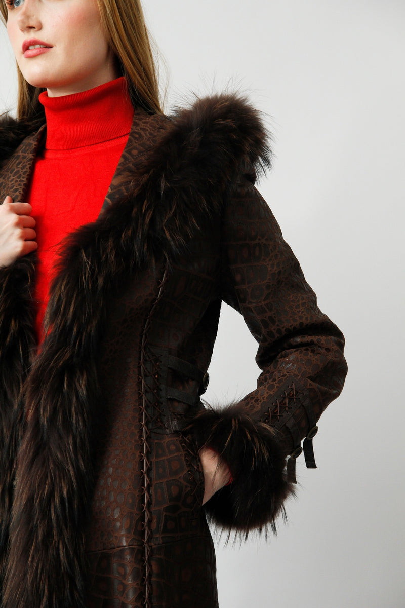 Langer Damen Ledermantel mit Kapuze Crocodesign braun mit Finnraccoon verbrämung