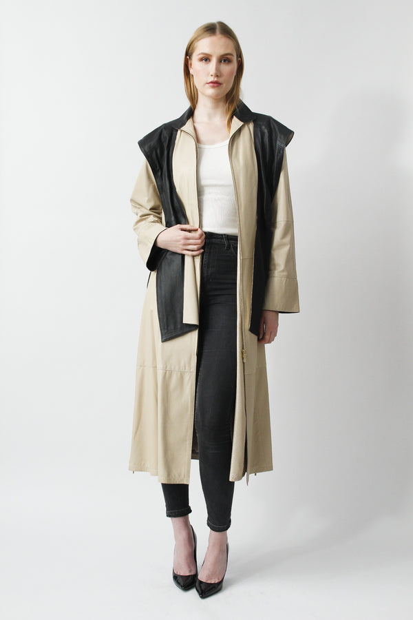 Damen Ledermantel beige mit schwarz abgesetzt und Schalkapuze aus ziegennappa