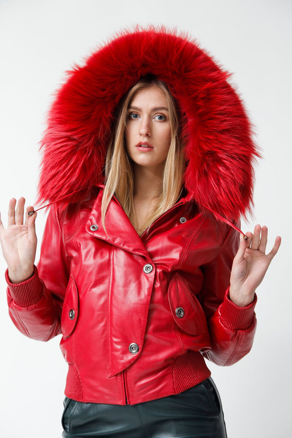 Kurze Damen Lederjacke aus Lammnappa rot mit Kapuze und Blaufuchsverbrämung