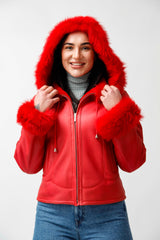 Kurze Damen Entrefinolammfelljacke mit Toscanaverbrämungen in Rot nappiert mit Kapuze