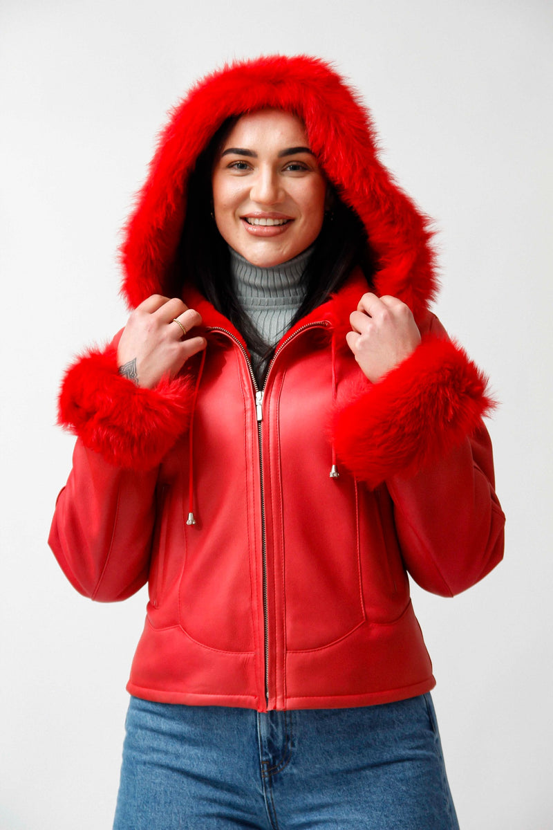 Kurze Damen Entrefinolammfelljacke mit Toscanaverbrämungen in Rot nappiert mit Kapuze