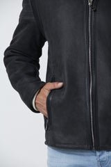 Kurze Herren Lammfelljacke in dunkel Grau mit Stehkragen aus Merinolamm