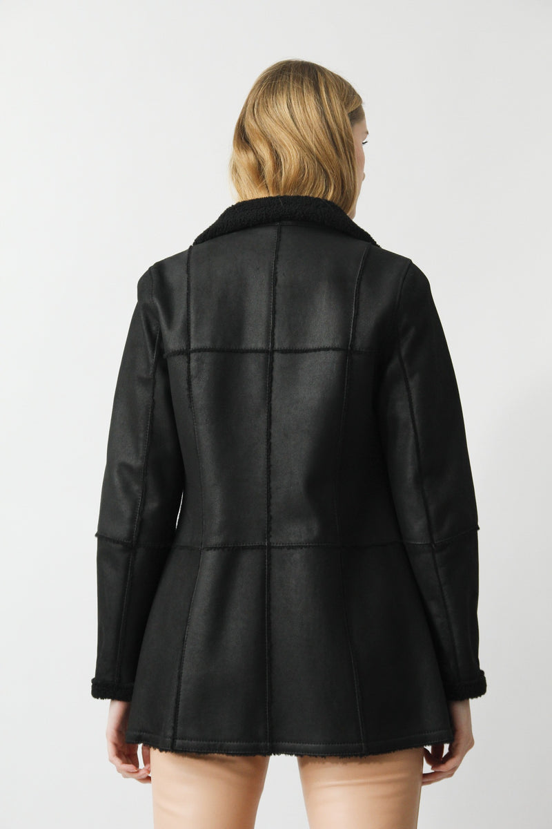 Sehr leichte schwarze Damen Lammfelljacke aus Curly-Lammfell 
