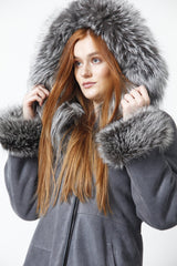 schicke Damen Lammfelljacke lang leicht figurbetont grau-blau Kapuze Silberfuchs