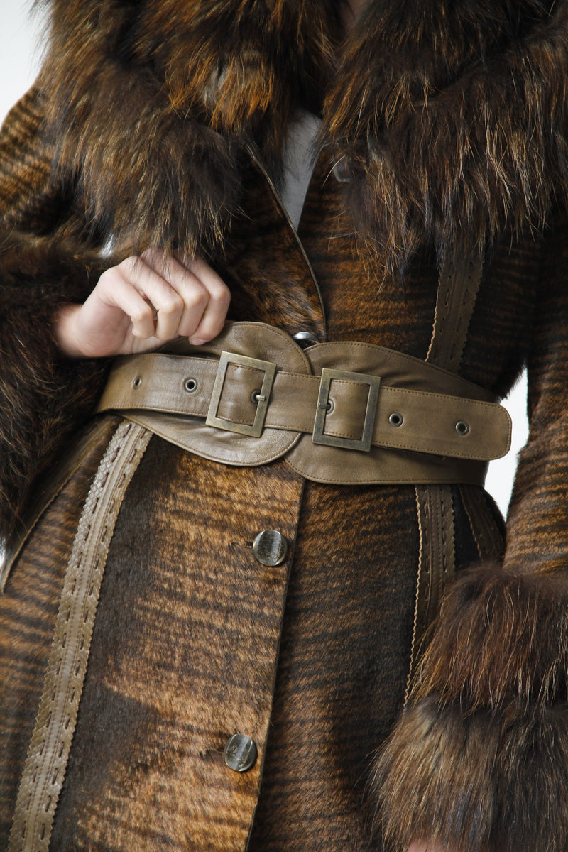 exklusive Damen Lammfelljacke in der Farbe braun gemuschelt