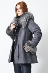 Damen Schaffelljacke Lammfelljacke lang leicht figurbetont grau-blau Kapuze Silberfuchs