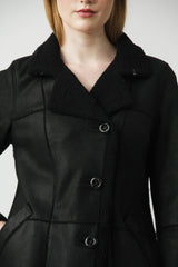 Zeitlose Damen Christ Lammfelljacke aus Curly Lammfell schwarz geknöpft