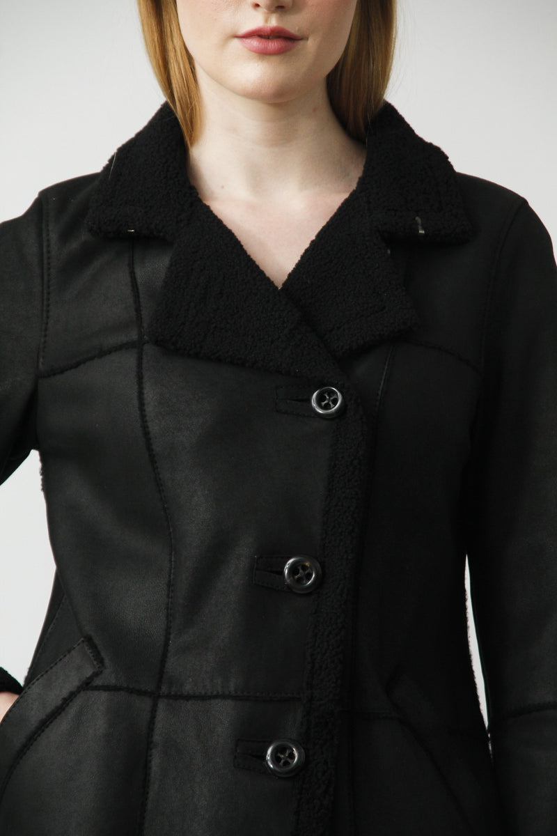 Zeitlose Damen Christ Lammfelljacke aus Curly Lammfell schwarz geknöpft