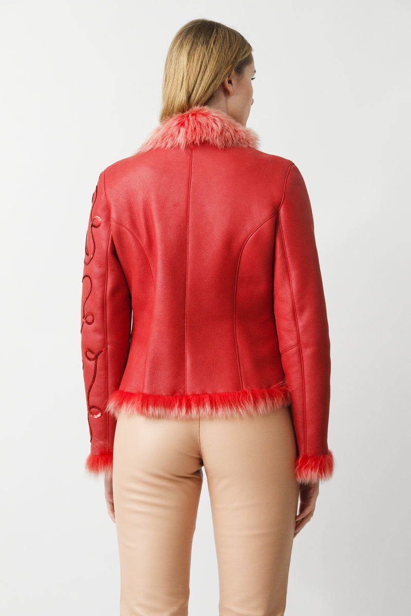 taillierte Damen Lammfelljacke in rot mit Pailletten und toscanaverbrämung