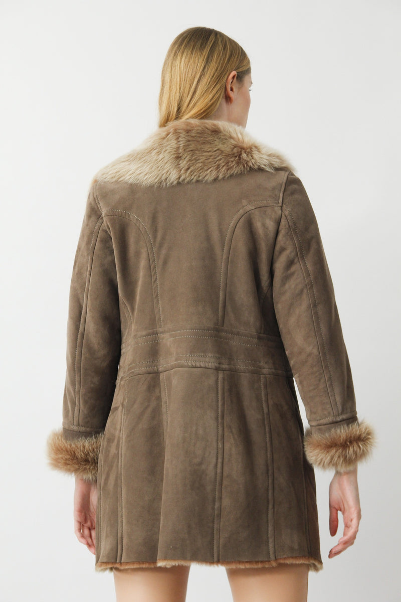 Warme Damen Lammfelljacke in Camel mit Front Reißverschluss und Toskanaverbrämung