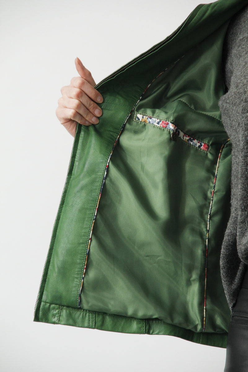 Kurze leichte Damen Lederjacke tailliert aus feinem Lammnappa in grün.
