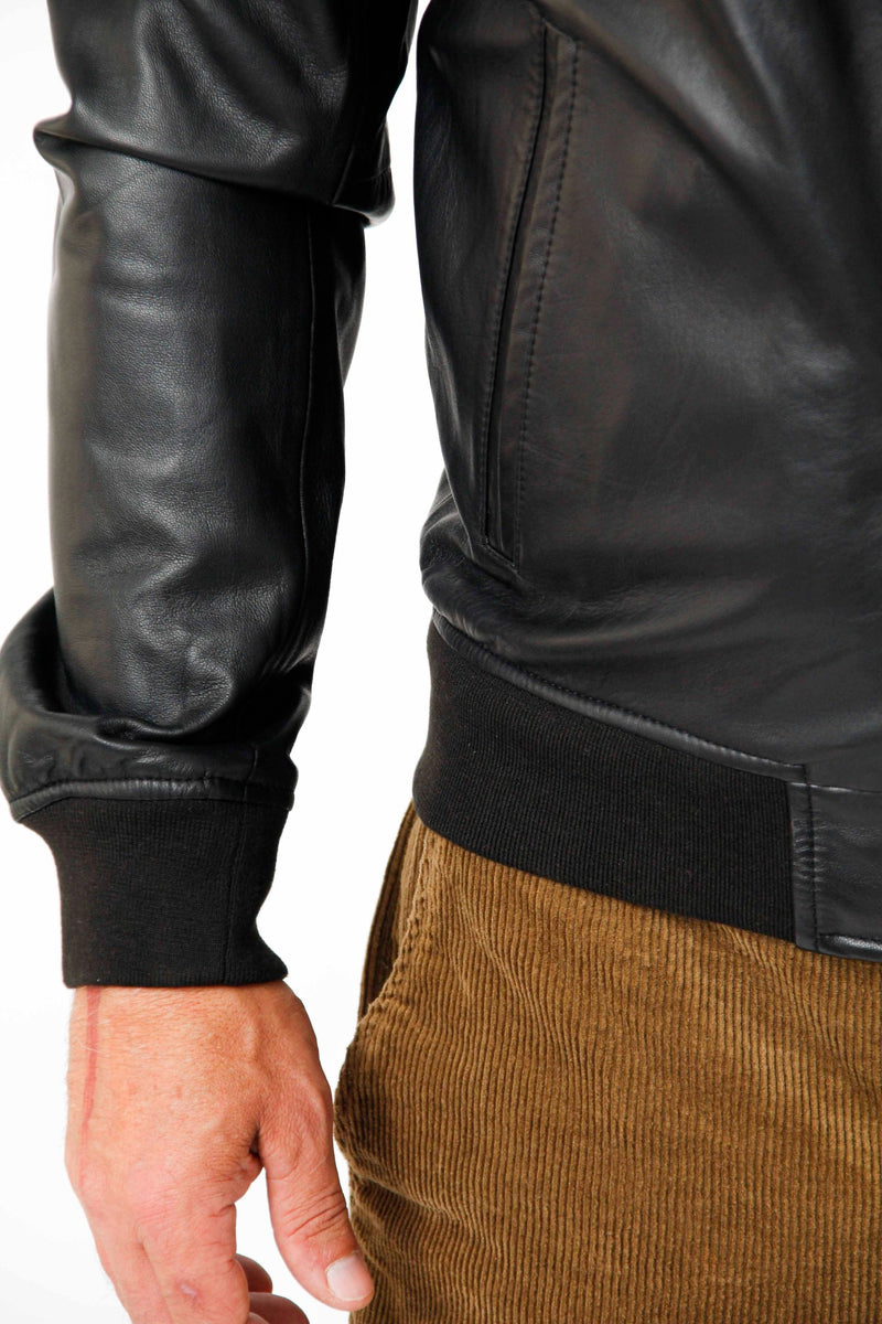 Kurze Herren College Lederjacke aus Lammnappa in schwarz mit Stoffbündchen
