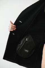 Federleichte Christ Damen Lammfelljacke aus Curly Lammfell in schwarz hochschließbar