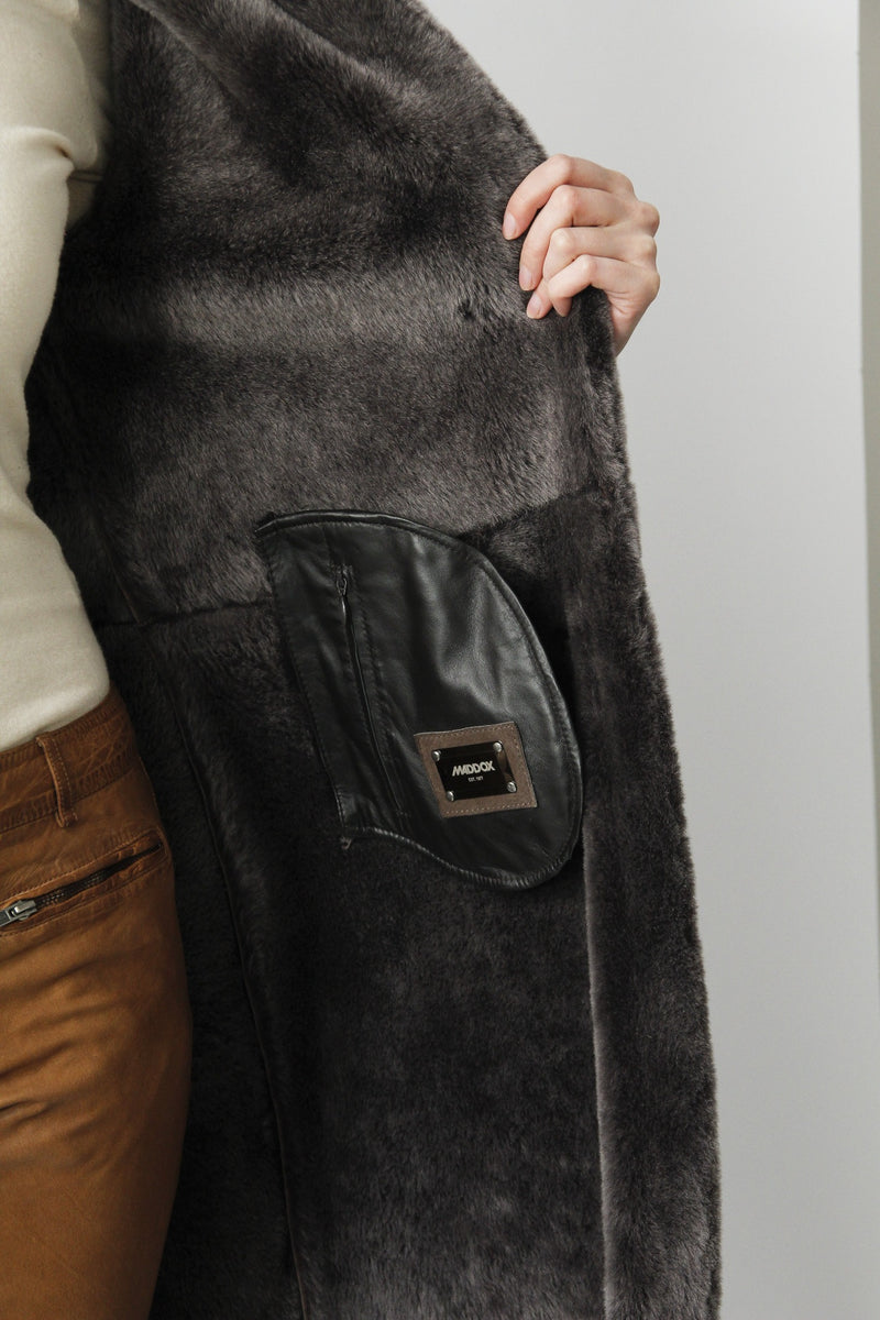 Damen Merino Lammfelljacke mit Kapuze tailliert Taupe geknöpft in Pelzvelour