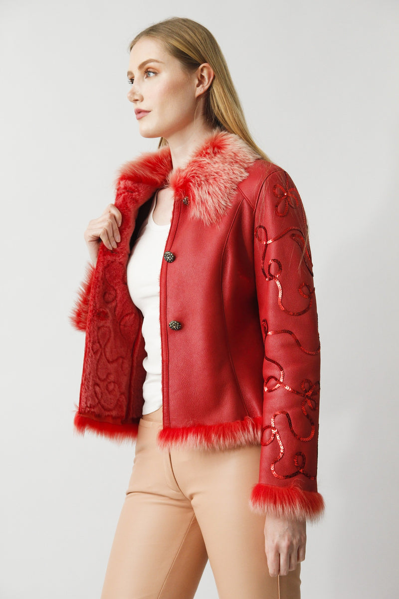 Leichte kurze Lammfelljacke für Damen in der Farbe rot, echtes gewachsenes Lammfell